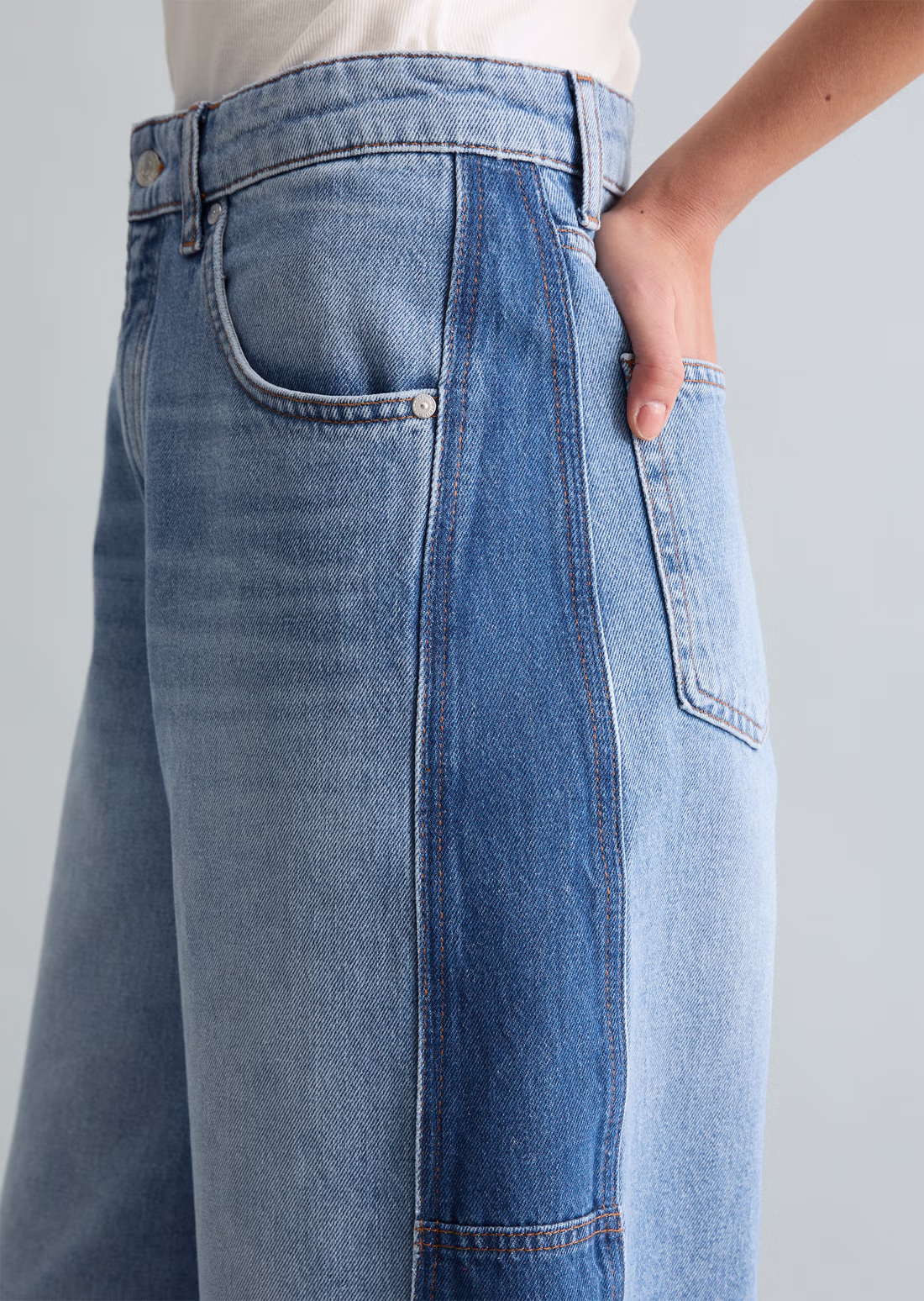 Close-up of the Enni jean's contrast denim panel construction